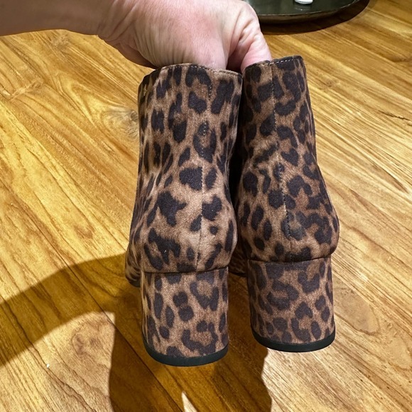 Sam & Libby Women’s Eliza Leopard Animal Print Block Heel Booties Mob Wives - Picture 3 of 10